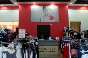 Интерьерное решение<br />
Магазин детской одежды «Monelli»<br />
ТРЦ «Акрополь»