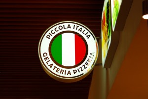 Кассетоны<br />
Кафе «Piccola Italia»<br />
ТЦ «Акрополь»<br />
г. Калининград, ул. Проф. Баранова, 34